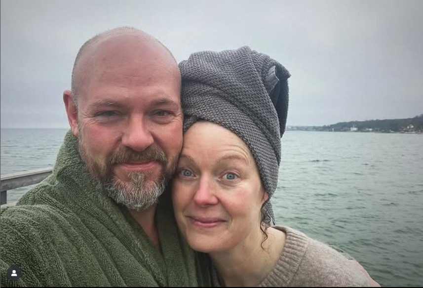 Billede: Jonas Schmidt poster selfies når han vinterbader