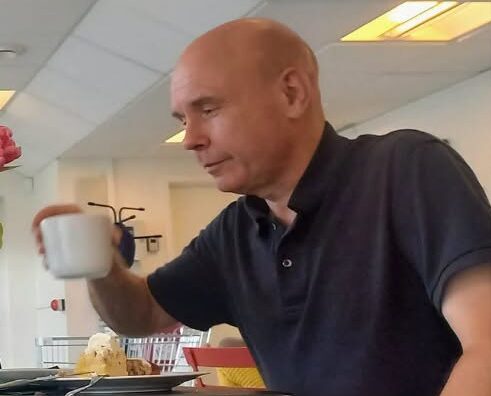 Billede: Povl Carstensen har lugtet til mikrofonen på Comedy Zoo